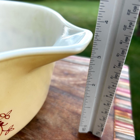 Vintage Pyrex Trailing Flowers 2.5 Quart Round Casserole Dish Vintage Pyrex - Picture 3 of 9